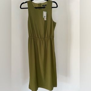 J. CREW Button-back midi dress in green. Size 6. NWT.